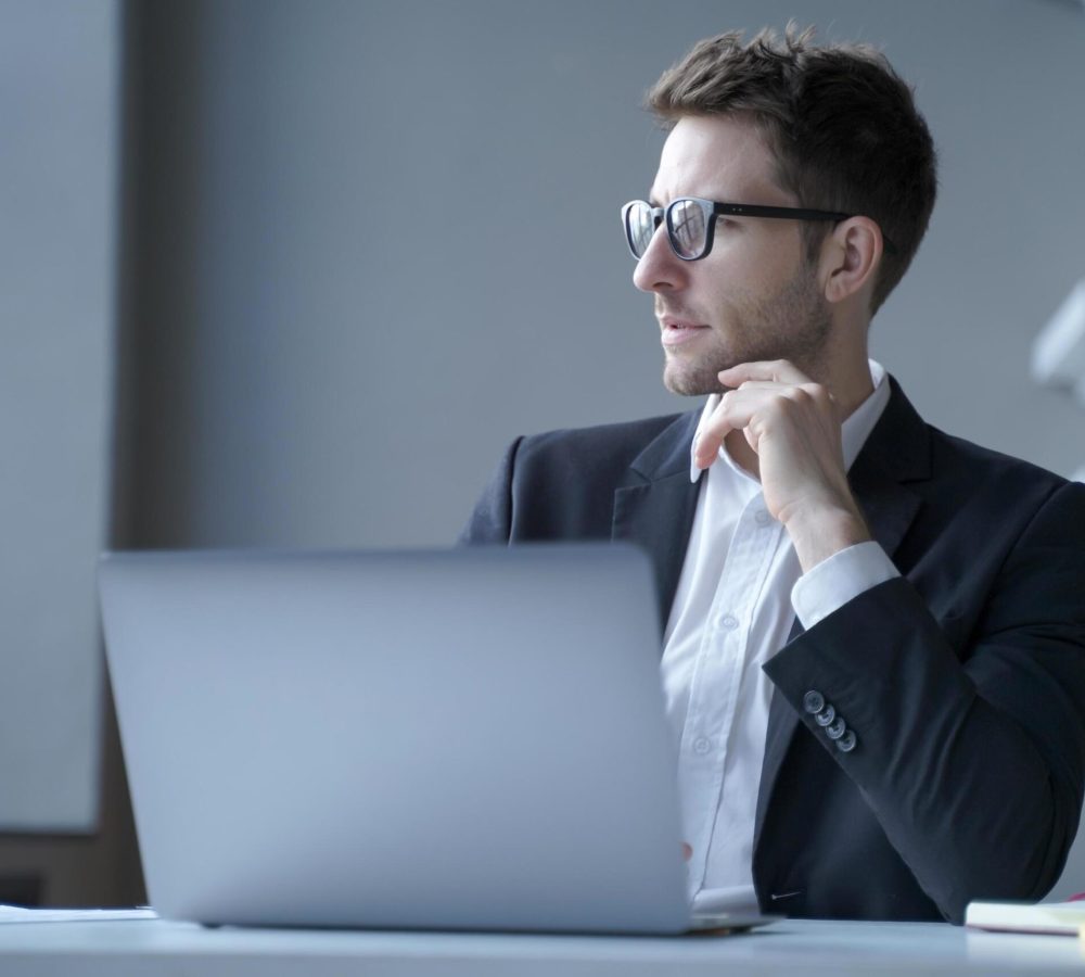 focused-young-german-male-office-worker-siten-free-photo